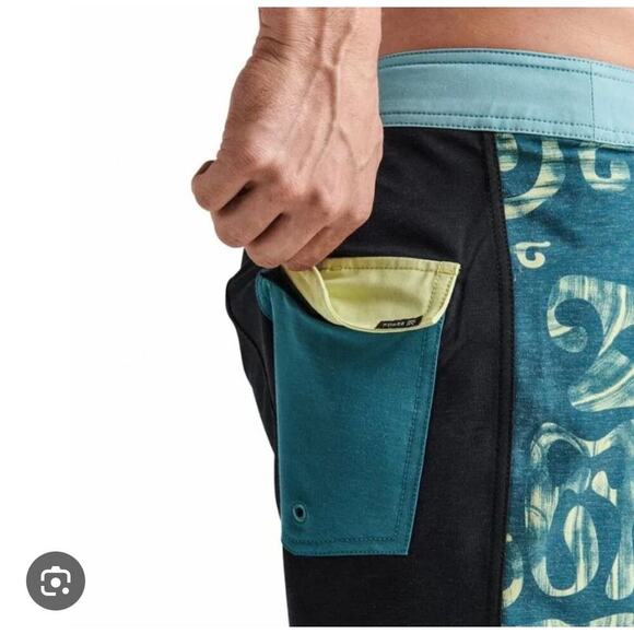 NWT Mens Roark Navy Blue Green Passage 17 Inch Boardshorts Batik Print Size 40 - Picture 2 of 12